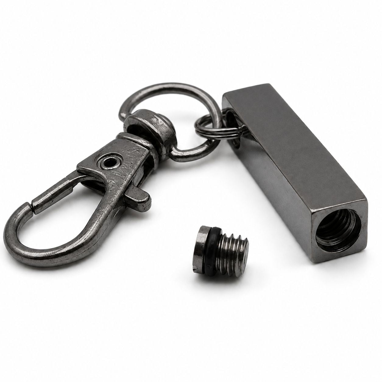 Détail du compartiment sécurisé du porte-clés Écrin du Souvenir en acier inoxydable noir