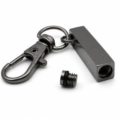 Détail du compartiment sécurisé du porte-clés Écrin du Souvenir en acier inoxydable noir