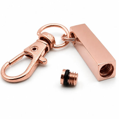 Détail du compartiment sécurisé du porte-clés Écrin du Souvenir en acier inoxydable rose