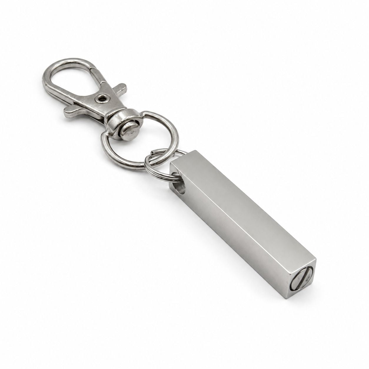 Vue 3/4 du porte-clés Écrin du Souvenir urne en acier inoxydable argenté avec mousqueton et compartiment souvenir