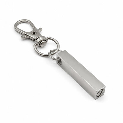 Vue 3/4 du porte-clés Écrin du Souvenir urne en acier inoxydable argenté avec mousqueton et compartiment souvenir