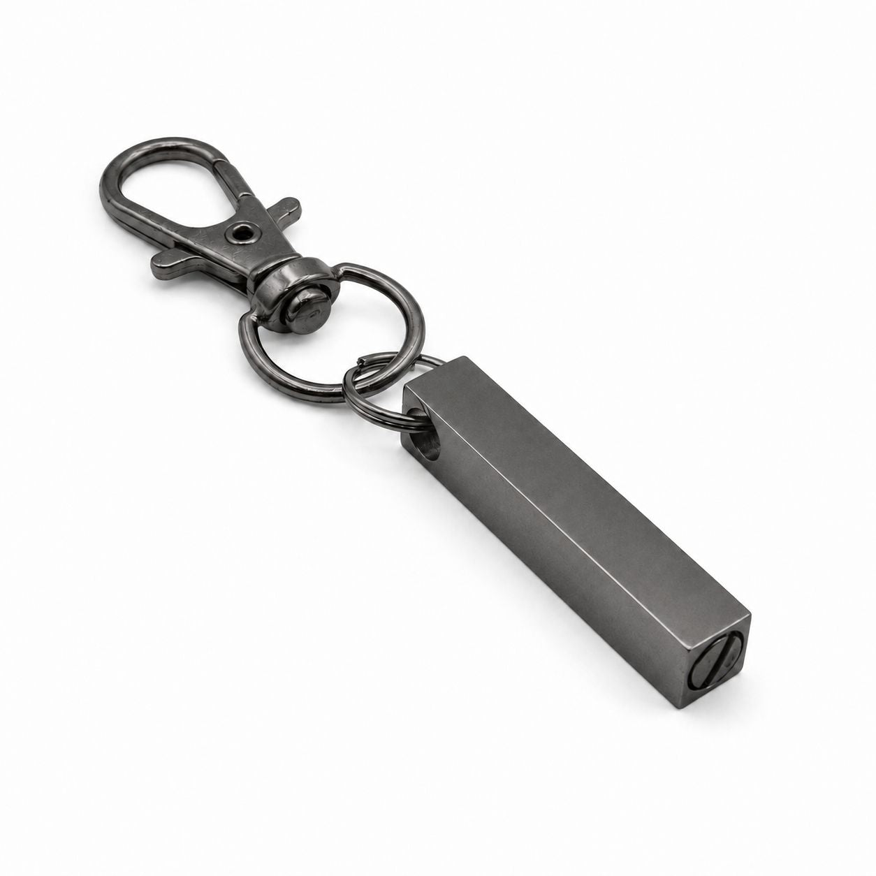 Vue 3/4 du porte-clés Écrin du Souvenir urne en acier inoxydable noir avec mousqueton et compartiment souvenir