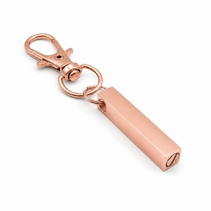 Vue 3/4 du porte-clés Écrin du Souvenir urne en acier inoxydable rose avec mousqueton et compartiment souvenir