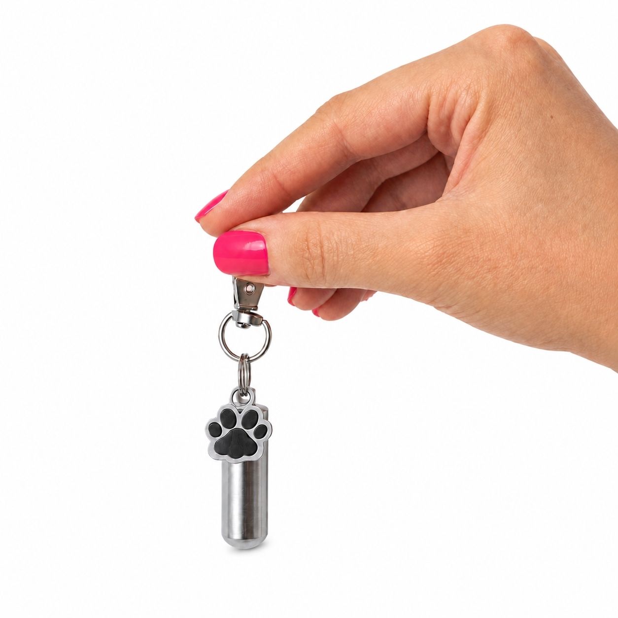 Porte-clés Empreinte du Souvenir argenté tenu en main avec urne cylindrique et pendentif patte – Mementery