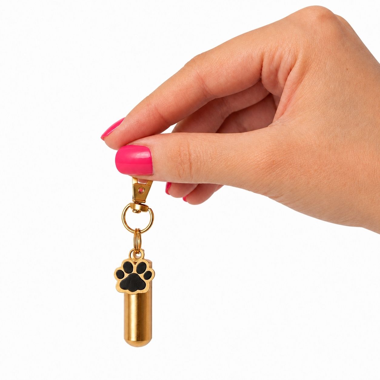 Porte-clés Empreinte du Souvenir doré tenu en main avec urne cylindrique et pendentif patte – Mementery