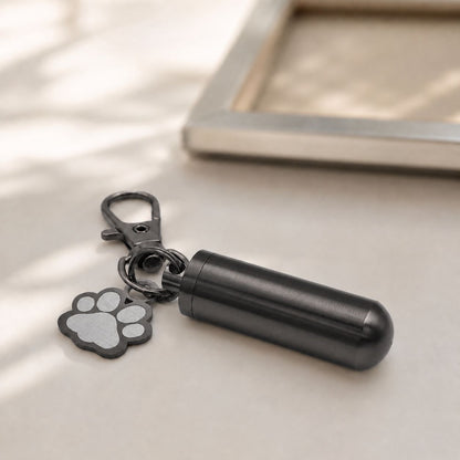 Porte-clés Empreinte du Souvenir en acier inoxydable noir dans une ambiance élégante et minimaliste