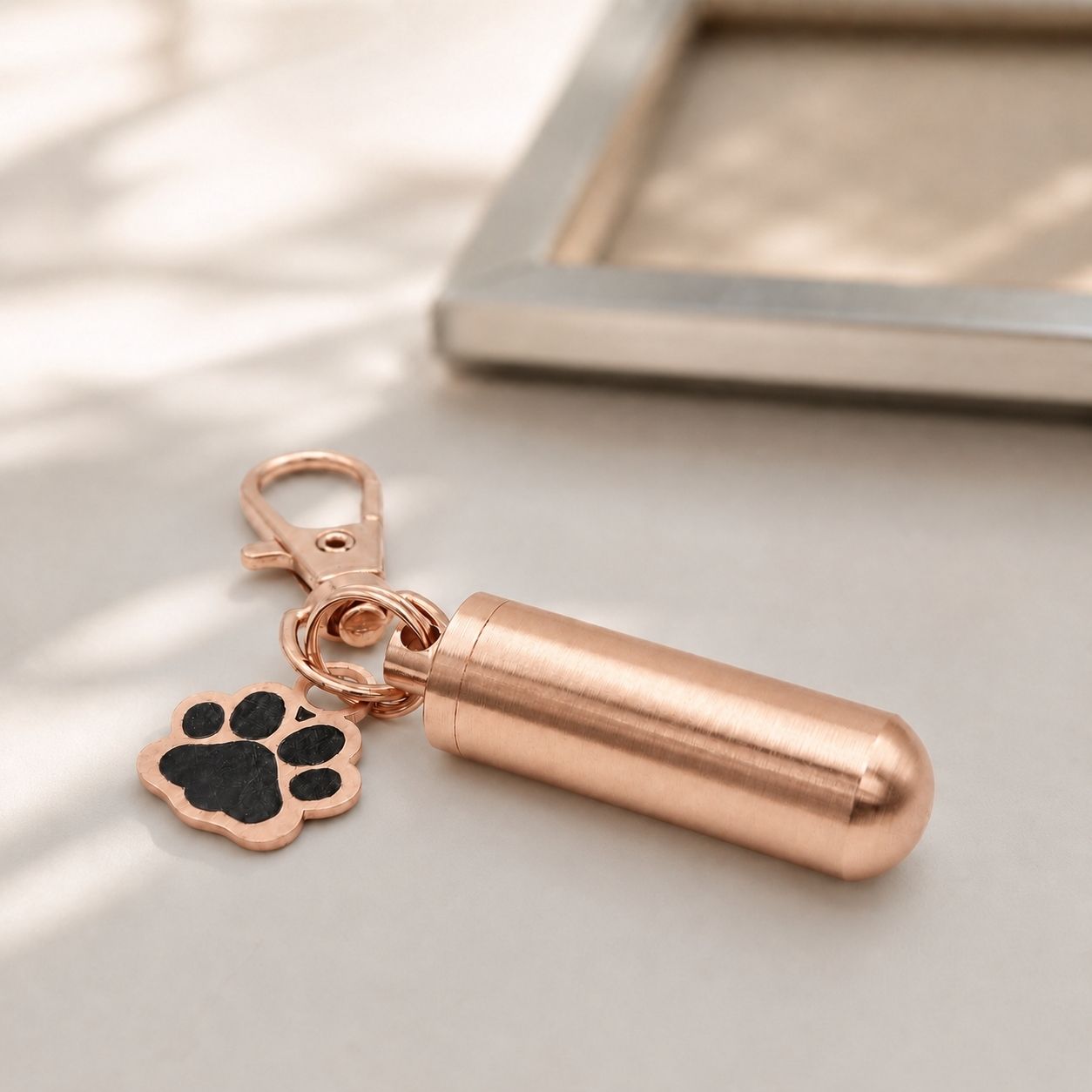 Porte-clés Empreinte du Souvenir en acier inoxydable rose dans une ambiance élégante et minimaliste