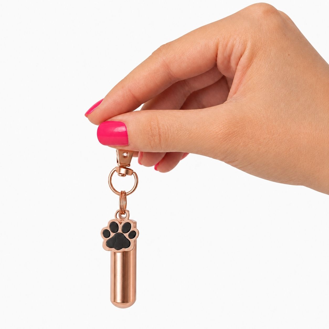 Porte-clés Empreinte du Souvenir rose tenu en main avec urne cylindrique et pendentif patte – Mementery