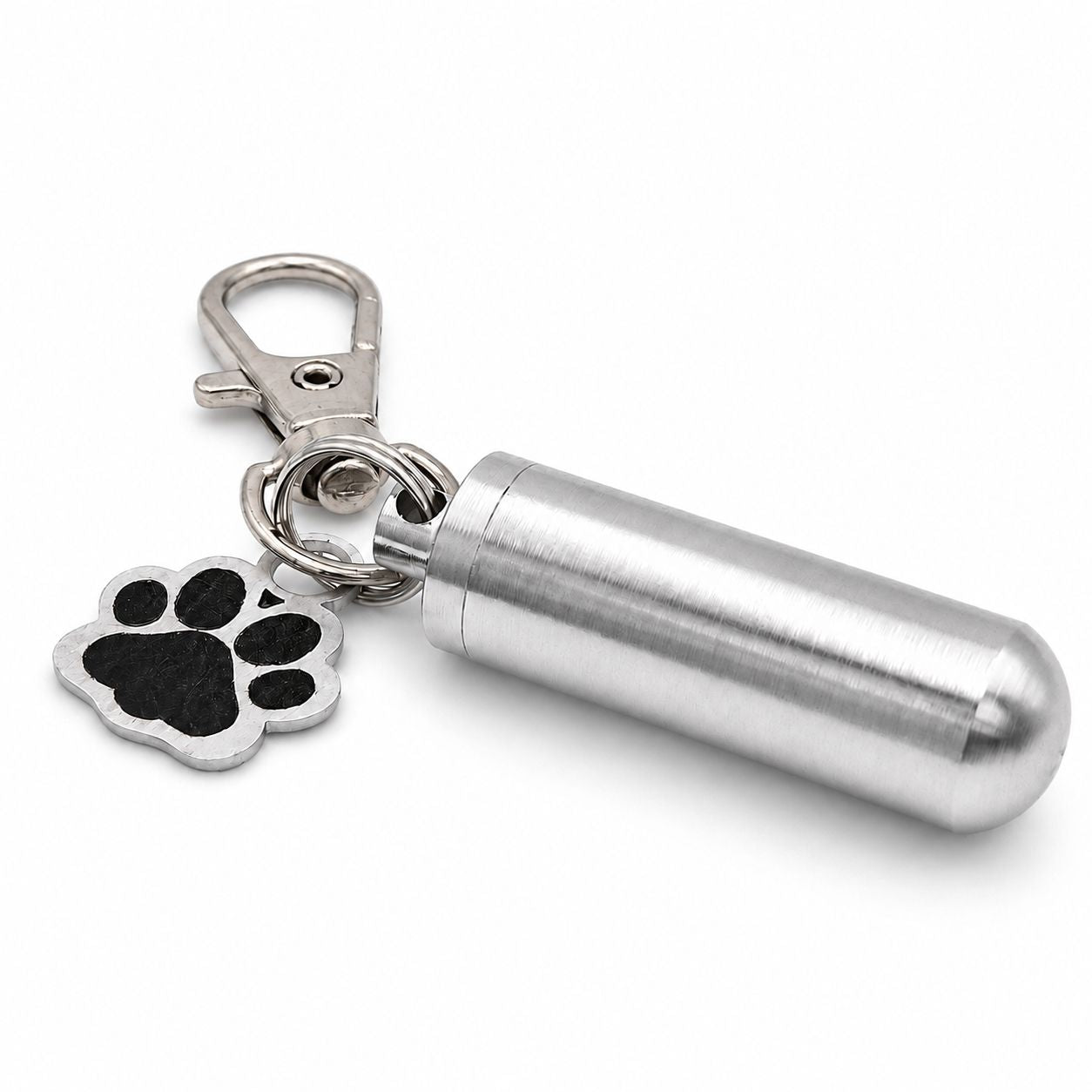 Vue 3/4 du porte-clés Empreinte du Souvenir urne en acier inoxydable argenté avec pendentif patte et cylindre souvenir