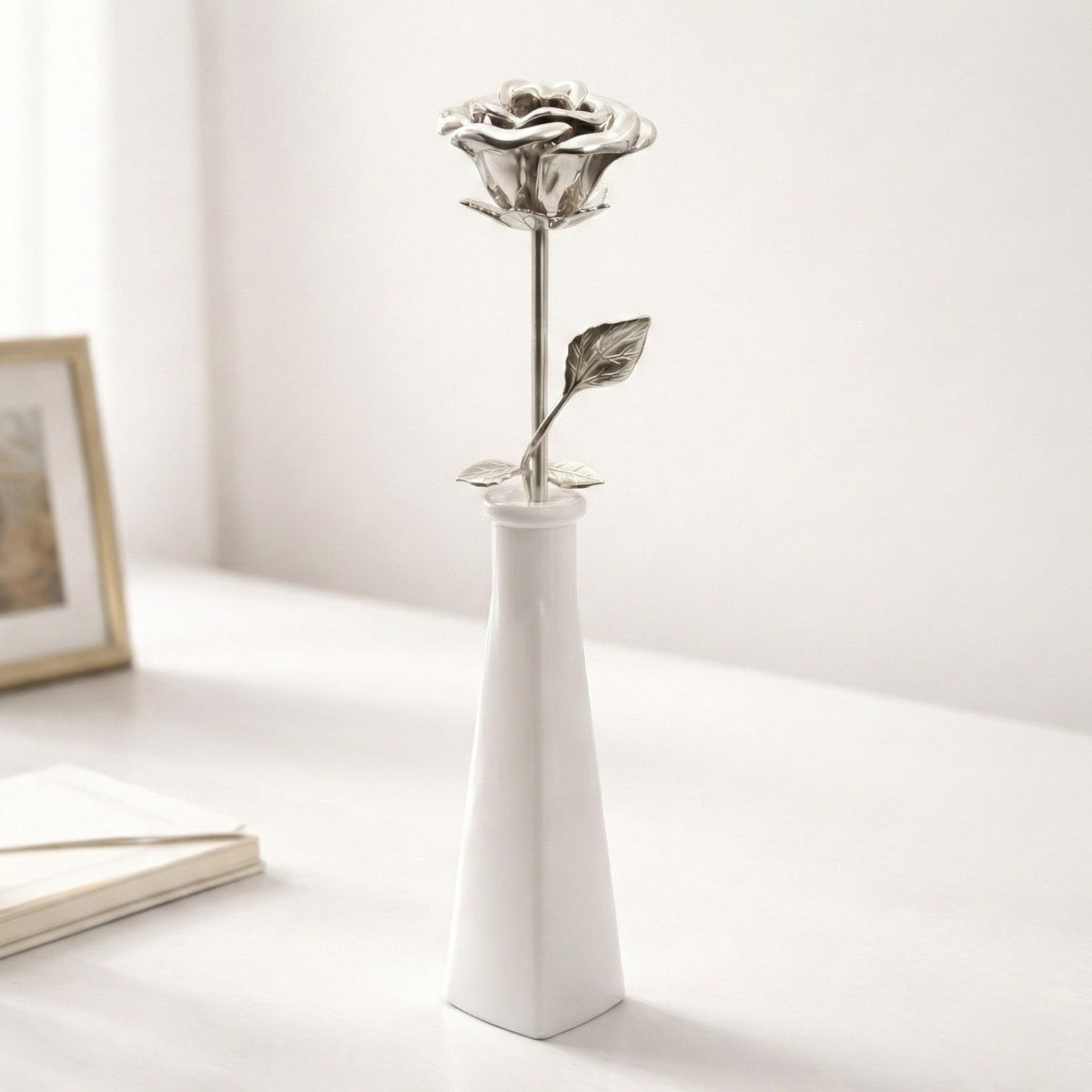 Fleur d’Éternité urne argenté présentée dans une ambiance claire et élégante