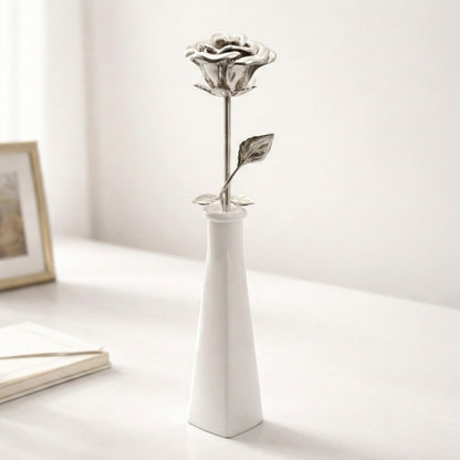 Fleur d’Éternité urne argenté présentée dans une ambiance claire et élégante