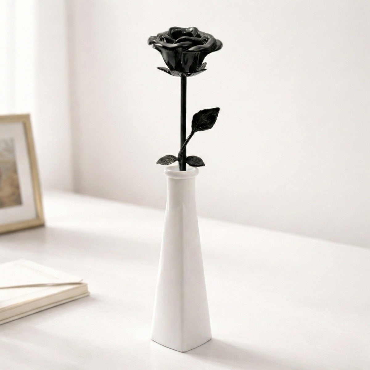 Fleur d’Éternité urne noir présentée dans une ambiance claire et élégante