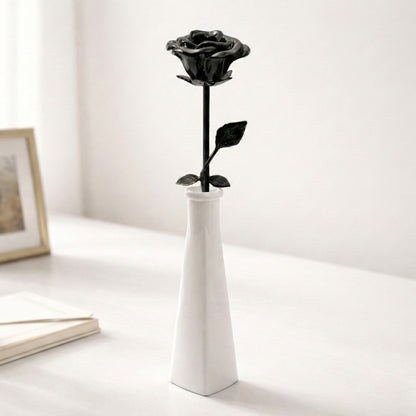 Fleur d’Éternité urne noir présentée dans une ambiance claire et élégante